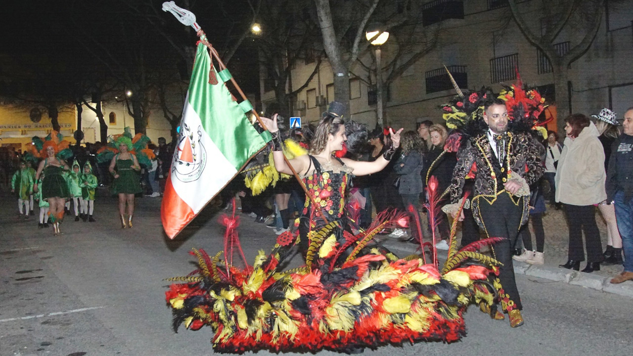 Folia carnavalesca invade ruas da Moita