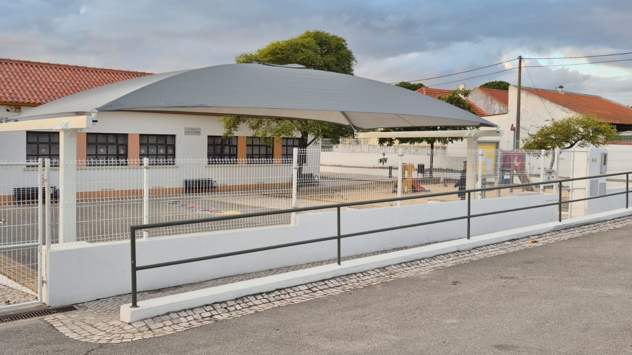 Jardim de Infância do Carvalhinho recebe toldo exterior