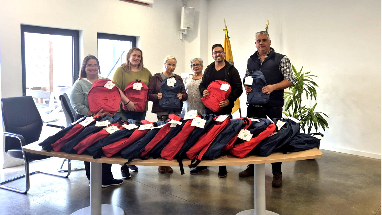 Junta de Freguesia entrega material do Projeto "Mochila Solidária"