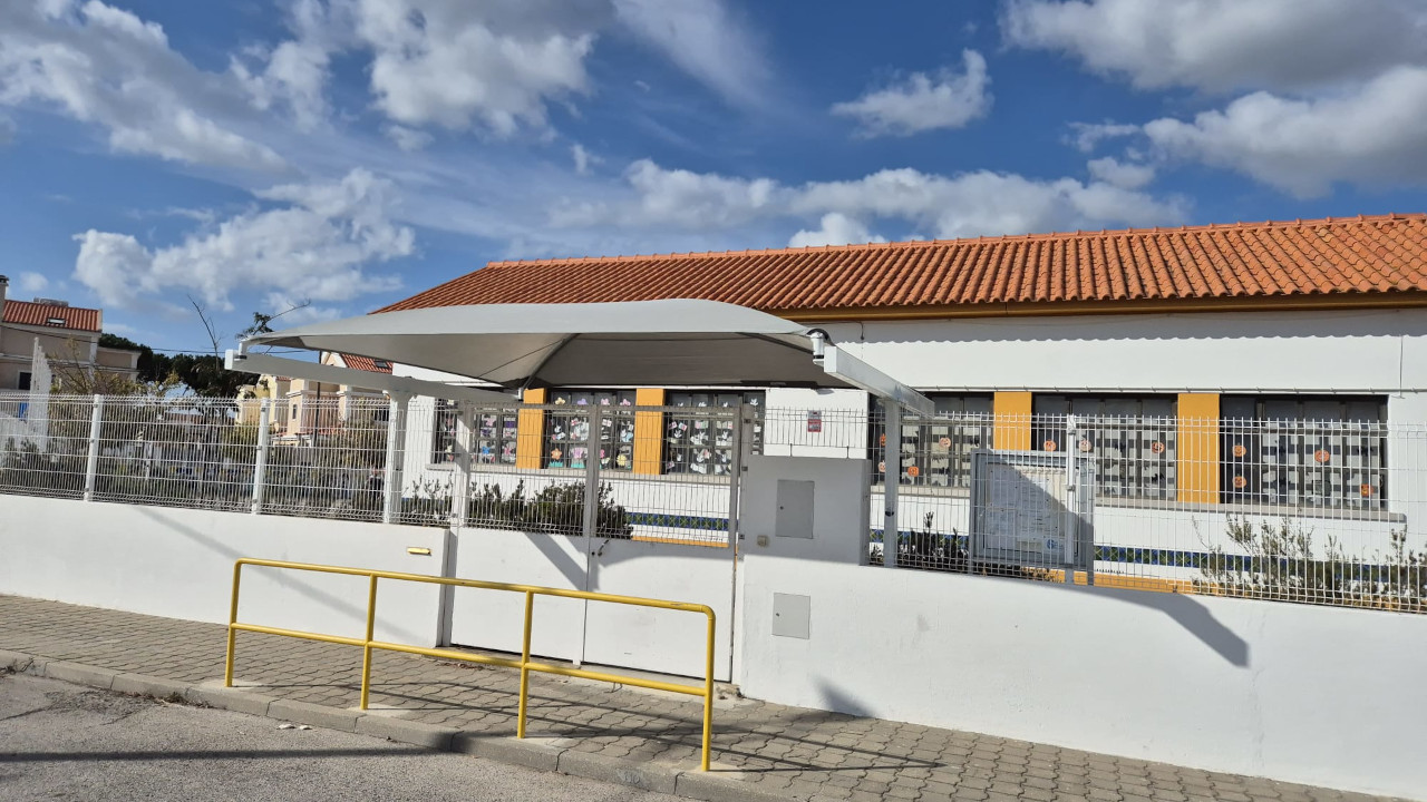 Espaço exterior coberto na Escola Básica do Chão Duro